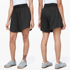 Lululemon 5” Inseam Feeling Femme Shorts Black 10